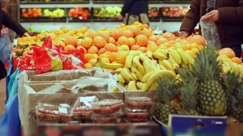 Customers at vegetable shop 库存影片 83932842