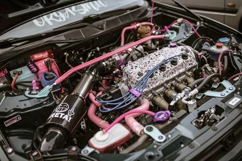 Customized car engine showing tuning and performance parts Foto stock