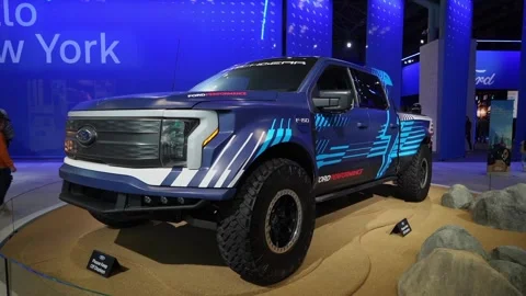 Customized OffRoad Truck is Showcased at the Auto Expo Event for Enthusiasts Vidéo 291629341