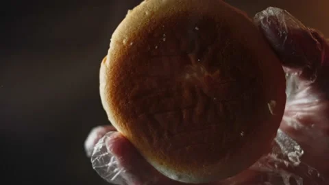 Cut the bread for the burger. Taste Classic American burger. 4k video Vidéo 159626191