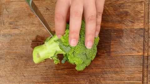 Cut broccoli off the trunk Video stock 84479939