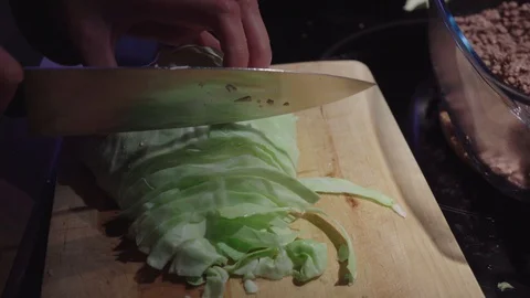 Cut cabbage into small pieces with a large knife Stock-Footage 119332999