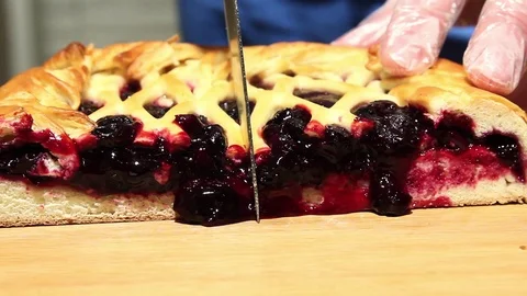 Cut the cake with black currant 스톡 동영상 70004224