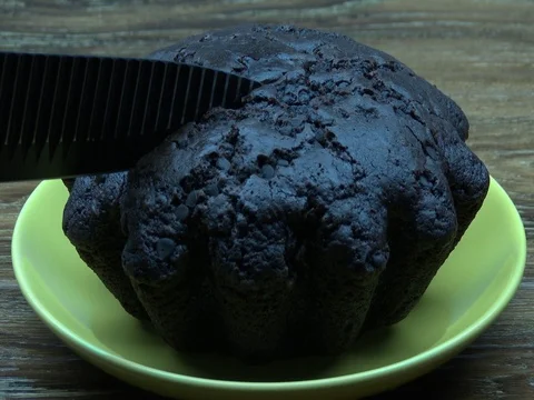Cut the chocolate cake on the yellow plate Video stock 80415574