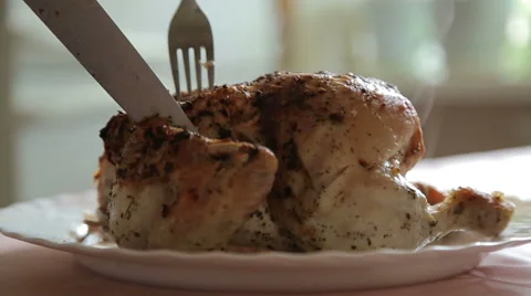Cut the cooked chicken with a knife Video stock 45666222