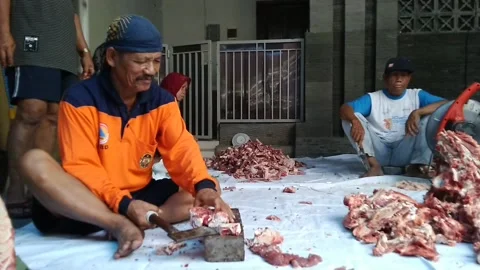 Cut a cow's bone with an axe Video stock 169860464