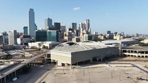 Cut-down arch truss at the Kay Bailey Hutchison Convention Center, Dallas aerial Vidéo 342496577