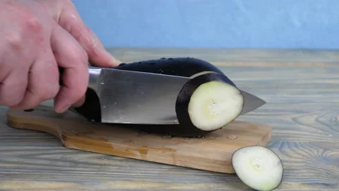 Cut the eggplant into slices Stock-Footage 174099281