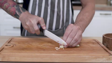 Cut Garlic Perfectly Step-by-Step Video Guide 스톡 동영상 281937980