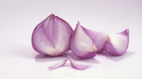 Cut half purple red onion group Vidéo 213944702