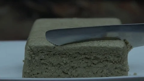 Cut the halva with a knife 動画素材 78865093