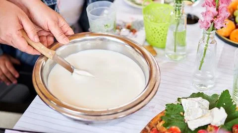 Cut with a knife, separate the serum. Master class and cheese tasting. Women Foto stock