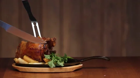Cut off a large piece of meat from the pork knuckle with a knife. Ready meat Vidéo 143228907