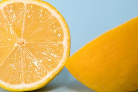 Cut lemon on blue background. Close up. Macrophotography. Foto stock
