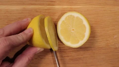 Cut a lemon into slices - top down view 库存影片 151059035