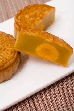 Cut Moon Cake on a Modern Rectangular Plate Stockfoto's