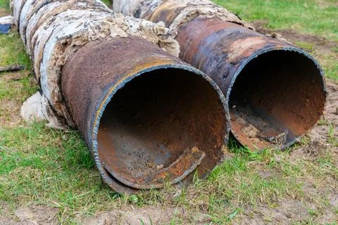 Cut old district heating pipes with rusty metal surface and damaged thermal.. 库存照片