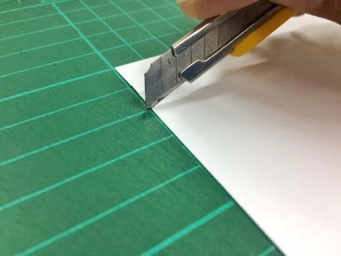 Cut paper with a knife. Foto stock
