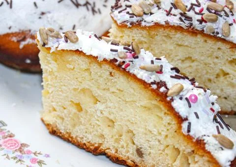 Cut off a piece of decorated Easter cake. Stock-Fotos