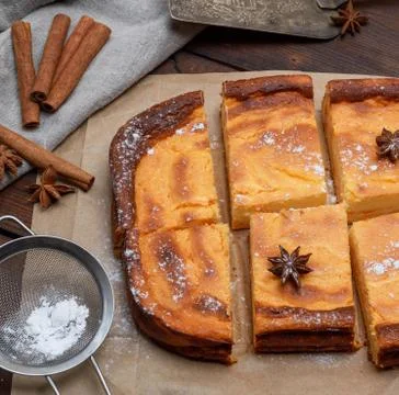 Cut into pieces of a rectangular cake of cottage cheese and pumpkin Stockfoto's