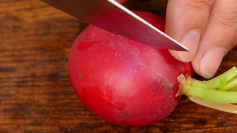 To cut radish into slices Video stock 84484554