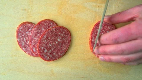 Cut salami on the Board Vidéo 72552491