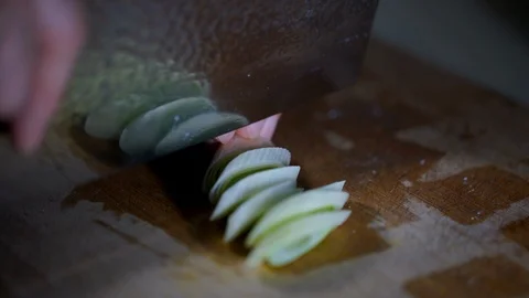 Cut the scallion to slices. 库存影片 106435479