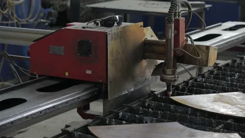 Cut sheet metal at workshop. Modern tool in heavy industry. Dangerous job. High Vídeo Stock 142876343