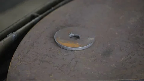 Cut sheet metal at workshop. Modern tool in heavy industry. Dangerous job. High Vídeo Stock 142878703