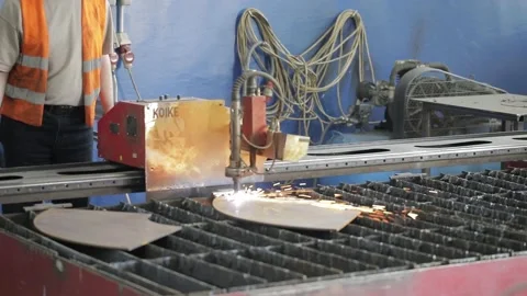 Cut sheet metal at workshop. Modern tool in heavy industry. Dangerous job. High Vídeo Stock 142883383