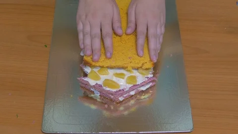 Cut slices of cakes into triangular pieces Stock-Footage 123577948