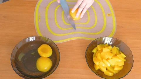 Cut into slices marinated peach 스톡 동영상 107870548