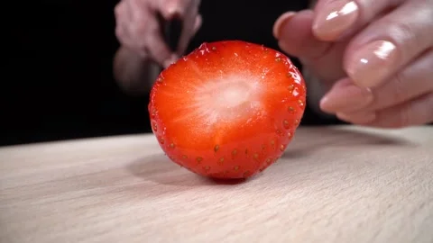 Cut strawberries with a knife 動画素材 130464740
