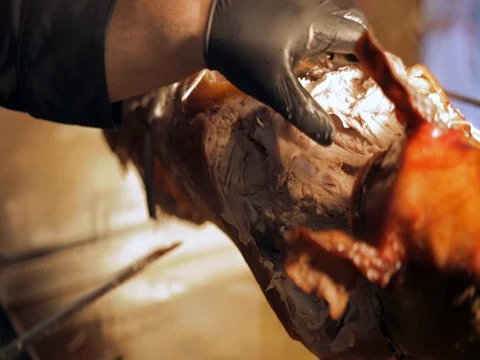Cut the suckling pig on a spit Video stock 75563570