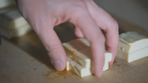 Cut Tofu To Chunks. 库存影片 106435477