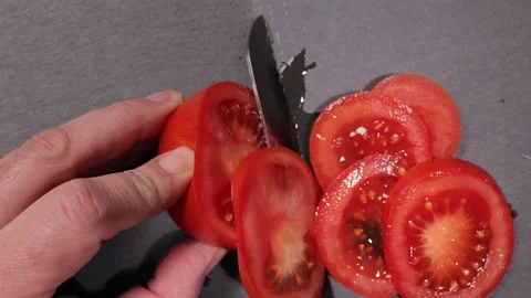 Cut a tomato into slices - top down view Vídeo Stock 151058784