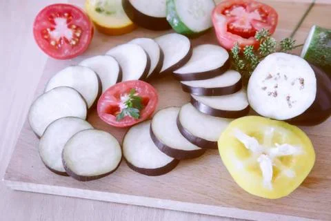 Cut vegetables on a plate on the table. Foto stock