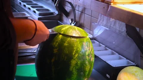 Cut watermelon in half Vidéo 65885255