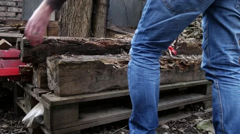 To cut wood Stockbeeldmateriaal 59945963