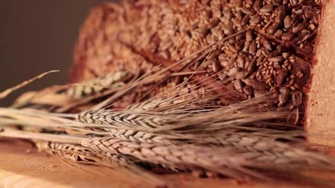 Cutaway loaf of bread with ears of wheat 스톡 동영상 201517046