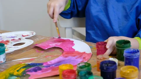Cute 4 years old blond boy drawing with gouache Vídeos de archivo 102820196