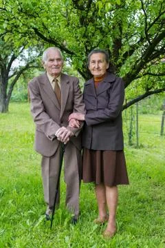 Cute 80 plus year old married couple posing for a portrait in their garden.  Stock-Fotos