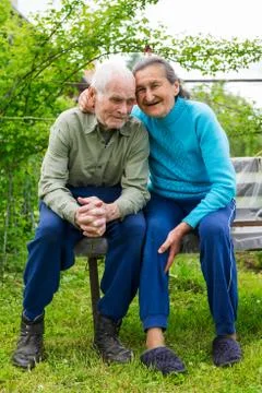 Cute 80 plus year old married couple posing for a portrait in their garden. Stock-Fotos