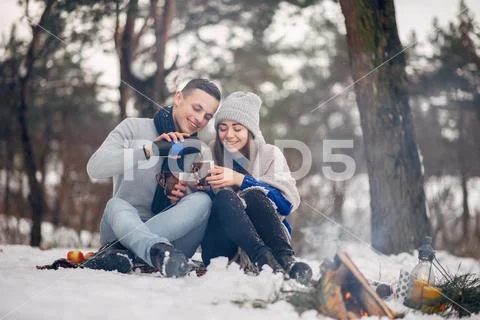 Cute and loving couple in a winter forest Stock-Fotos