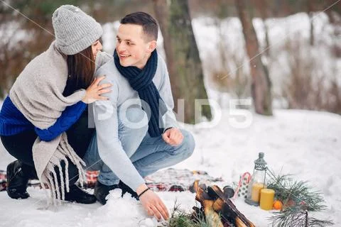 Cute and loving couple in a winter forest Stock-Fotos