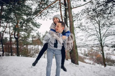 Cute and loving couple in a winter forest Stock-Fotos