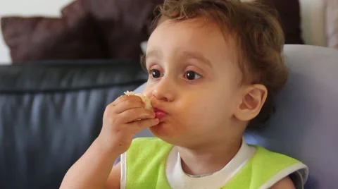 Cute baby eats Vidéo 40322814