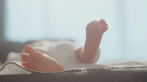Cute baby lying on the bed Vídeos de archivo 234335086