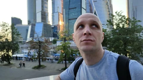 Cute bald guy looks in different directions Vidéo 201472357