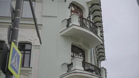 Cute Baroque balcony on the facade of a historic building in the Moscow. Vídeos de archivo 320899101